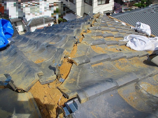 明石市のいぶし瓦の屋根の既存棟を撤去